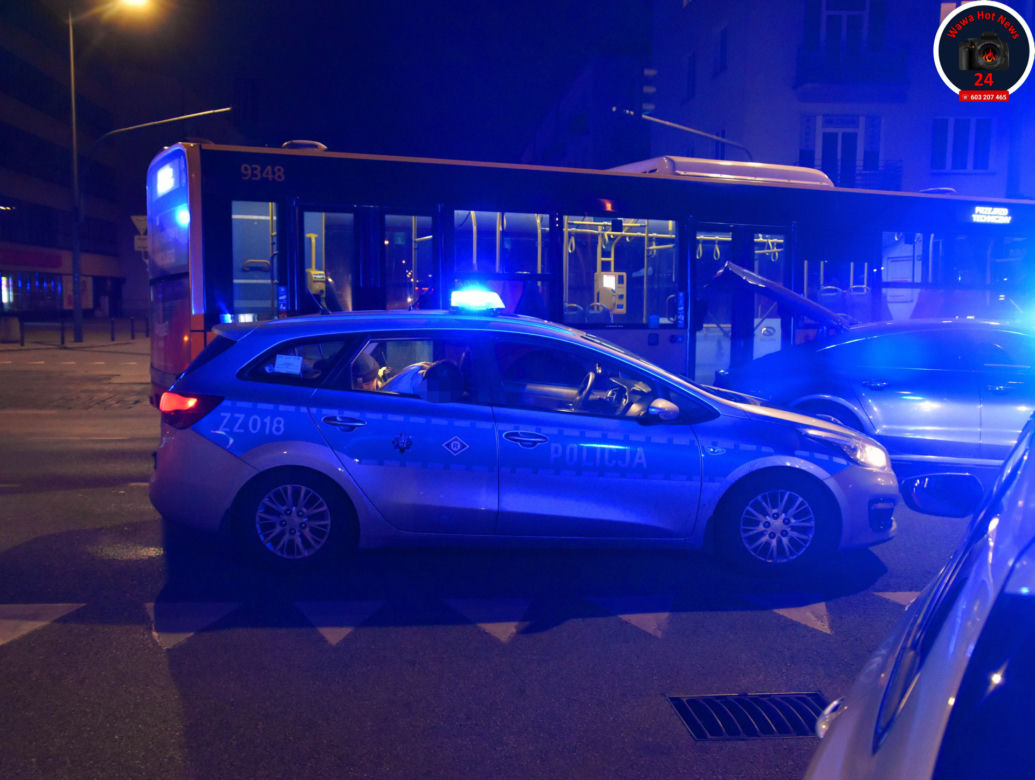 Nocna demolka przy placu Szembeka. Audi skosiło barierki i sygnalizator