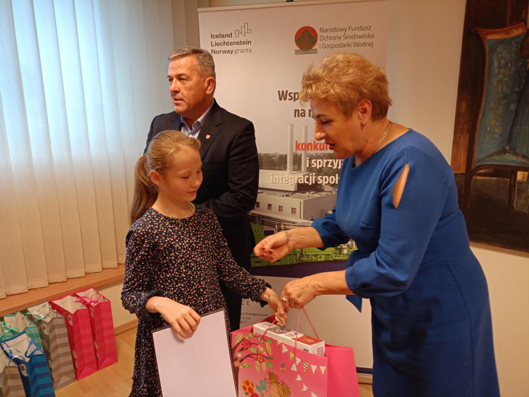 Podsumowanie konkursu na bożonarodzeniową kartkę świąteczną z recyklingu odbyło się w siedzibie Przedsiębiorstwa Energetycznego w Siedlcach