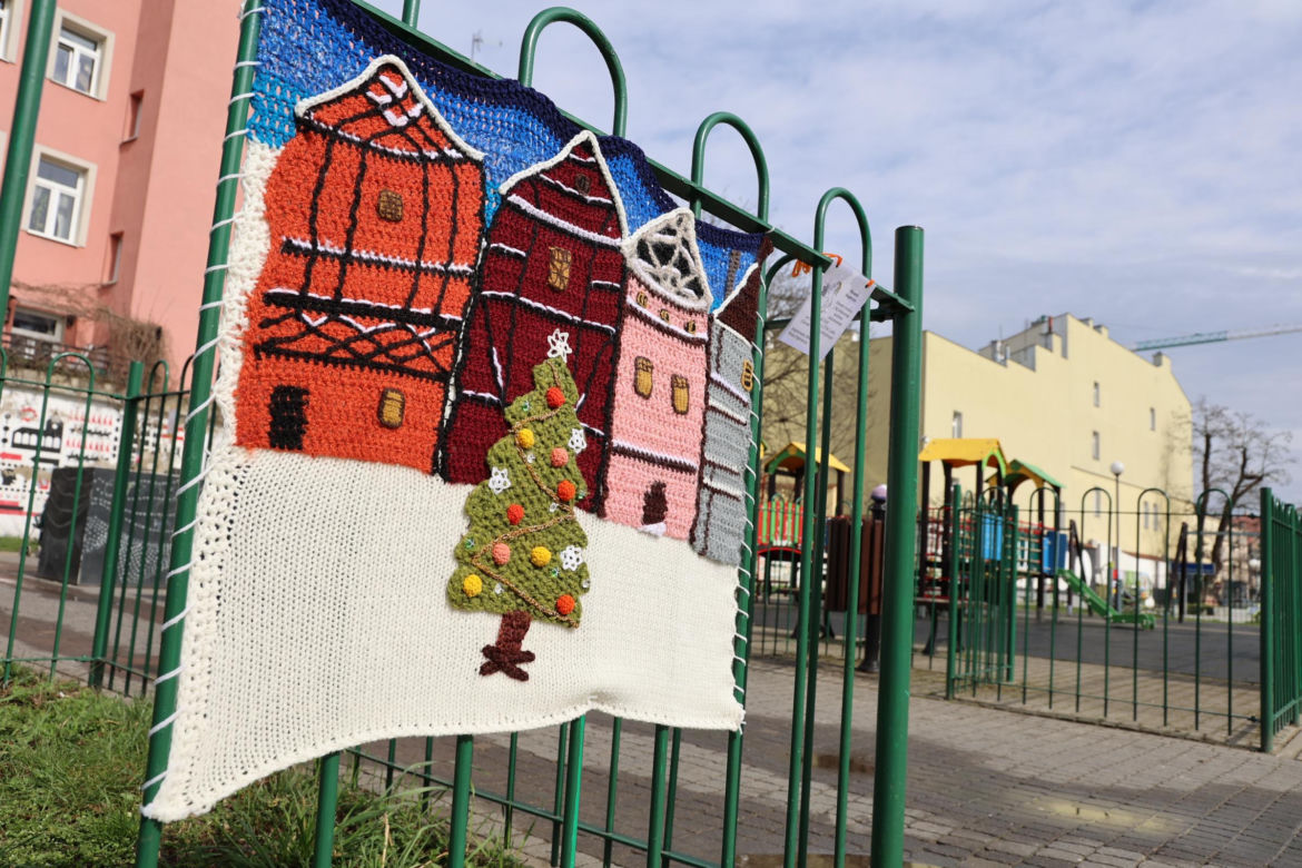 Kolorowe instalacje opanowały Lublin. Tak „Otulanie włóczką” świętuje swoje 10. urodziny!