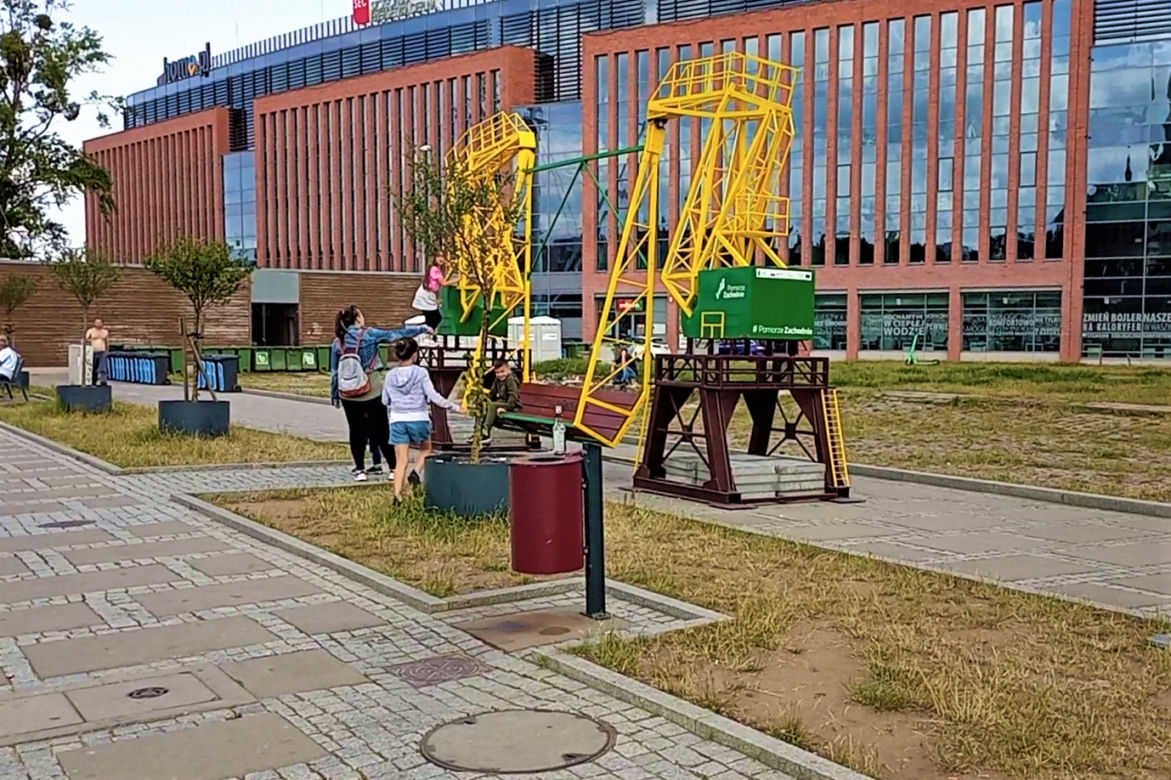 Dźwigozaurowa huśtawka stanęła na bulwarze
