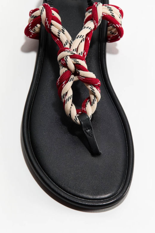 Włoszki latem 2026 będą nosić tylko te sandały. Modele w tym stylu kupicie między innymi w H&M i Zarze