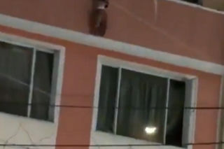 Dwulatek wypadł z okna, sąsiedzi ocalili mu życie. Film mrozi krew w żyłach
