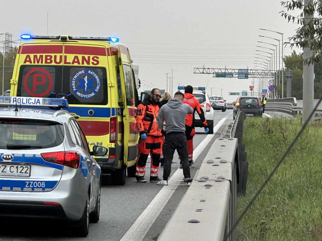 Wypadek na S8 w Warszawie, są ranni. Samochód dachował
