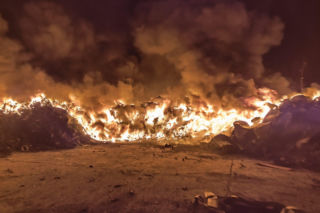 Gigantyczny pożar składowiska opon. W akcji około 100 strażaków