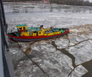 Lodołamacze na Wiśle w Toruniu. Kruszyły lód i pomogły uratować pomost