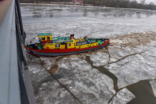 Lodołamacze na Wiśle w Toruniu. Kruszyły lód i pomogły uratować pomost