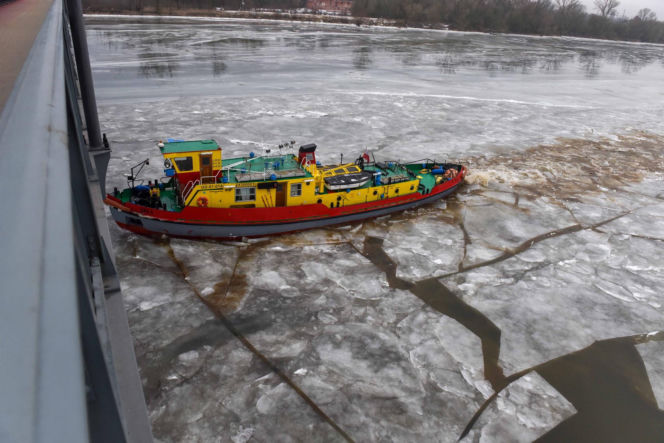 Lodołamacze na Wiśle w Toruniu. Kruszyły lód i pomogły uratować pomost