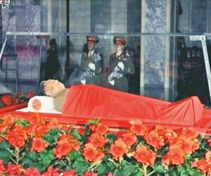 Kim jak Lenin w szklanej trumnie