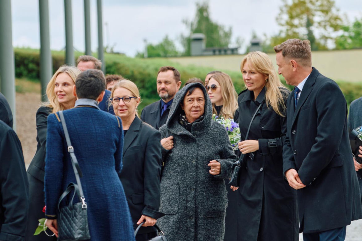 Na Wspólnej, odc. 4268. Żaneta (Anna Guzik), Helena (Małgorzata Peczyńska), Wojtek (Wojciech Błach), Monika (Sylwia Gliwa), Renata (Marta Jankowska), Sławek  (Mariusz Słupiński)