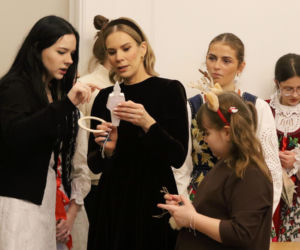 W Pałacu Prezydenckim już święta. Marta Nawrocka z rodziną ubierała choinkę