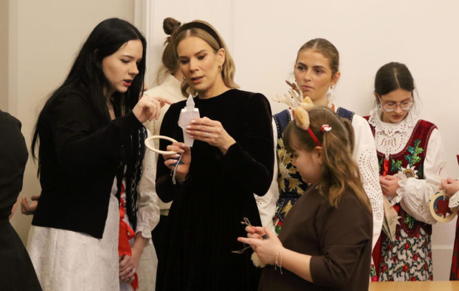 W Pałacu Prezydenckim już święta. Marta Nawrocka z rodziną ubierała choinkę