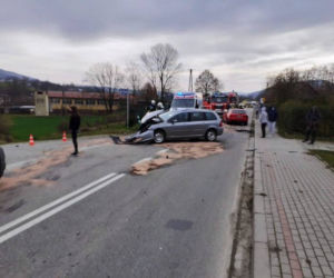 Jedna osoba w szpitalu po WYPADKU w Kąclowej! Peugeot TOTALNIE rozbity!