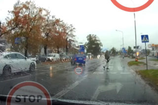 Ominął auto i prawie rozjechał pieszego. Szok na pasach we Wrocławiu! [WIDEO]