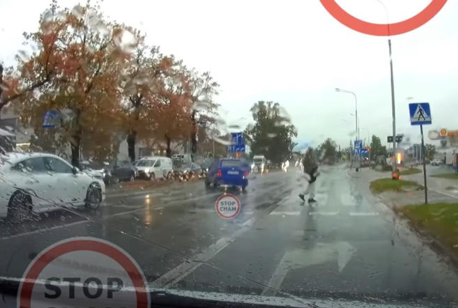 Ominął auto i prawie rozjechał pieszego. Szok na pasach we Wrocławiu! [WIDEO]