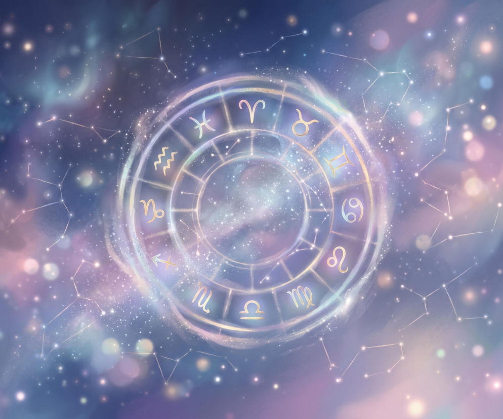 Koło zodiaku z dwunastoma symbolami na tle kosmosu. O horoskopie dziennym i Księżycu w Bliźniętach przeczytasz na VOX FM.