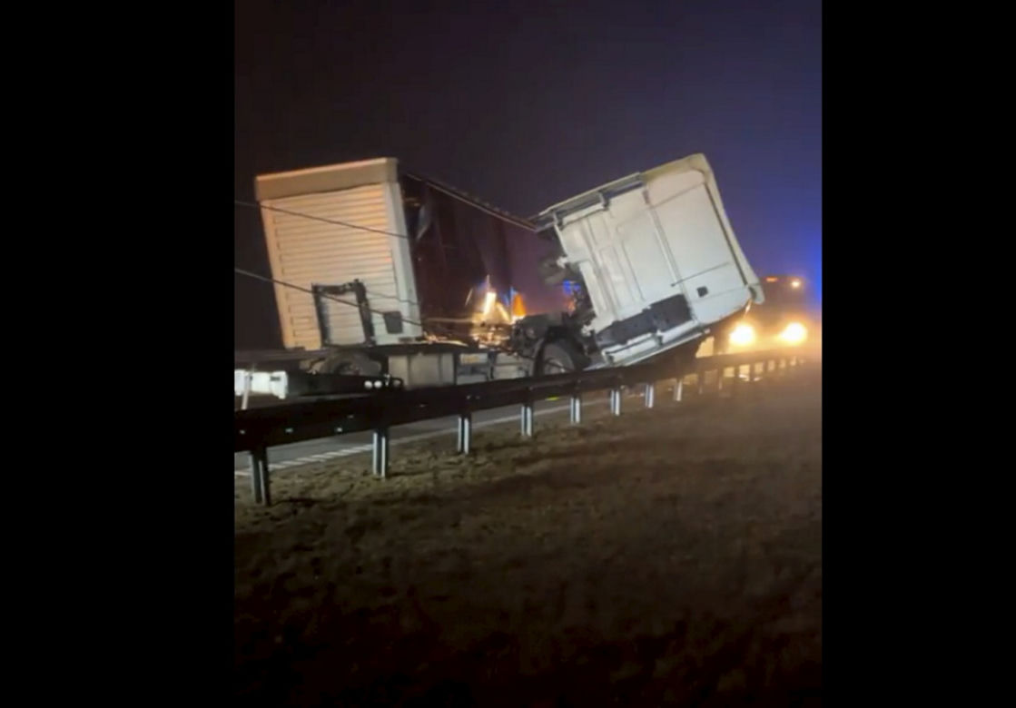 Dwie ciężarówki zderzyły się we mgle na autostradzie A1. Droga zablokowana