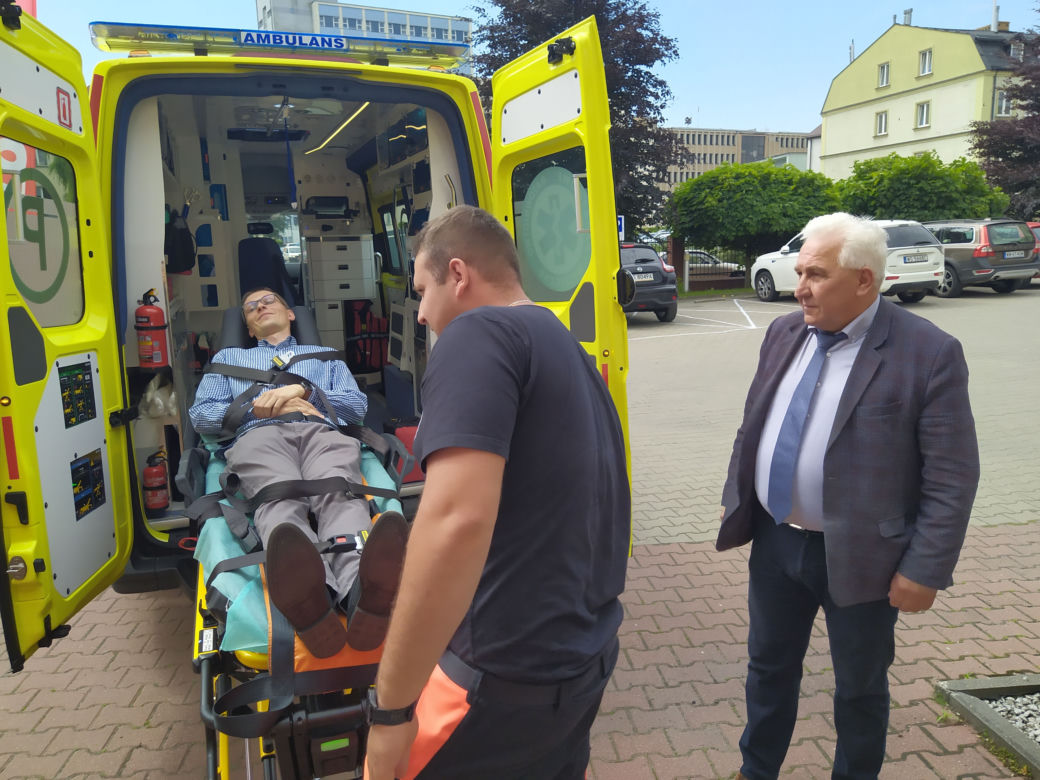 Jak wygląda karetka bariatryczna zakupiona z BOM dla rejonu siedleckiego