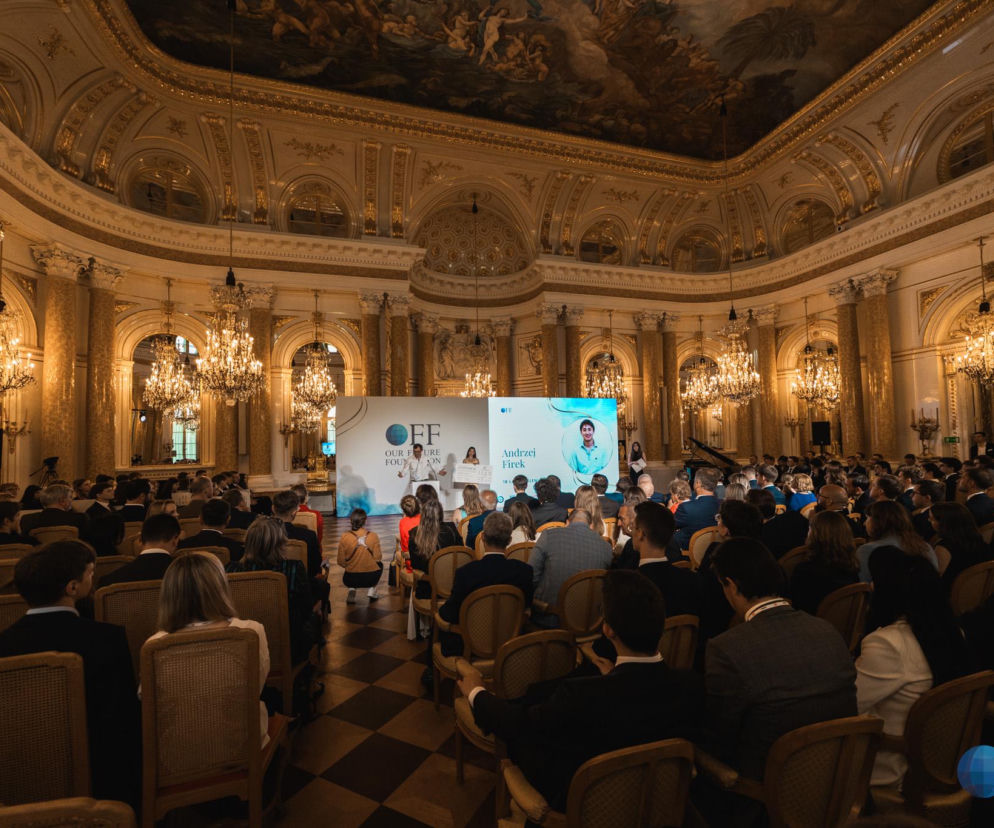 Uroczystość Gali Stypendialnej Fundacji Our Future Foundation na Zamku Królewskim w Warszawie. Widoczni prezes Fundacji Kamil Tomkowicz i stypendysta Andrzej Firek. Więcej o wydarzeniu na portalu Poradnik Zdrowie.
