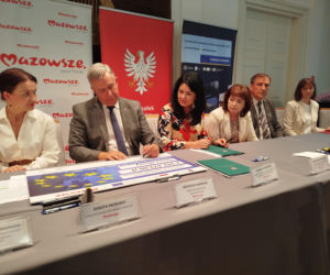 Dwie lokalne inwestycje z wysokim wsparciem unijnym. Umowy na budowę wiaduktu warszawskiego w Siedlcach i rozwój bioróżnorodności w Mrozach – już podpisane!