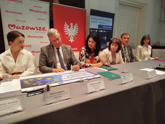 Dwie lokalne inwestycje z wysokim wsparciem unijnym. Umowy na budowę wiaduktu warszawskiego w Siedlcach i rozwój bioróżnorodności w Mrozach – już podpisane!