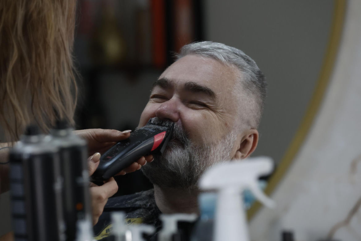 Karol Karski przyciął brwi i pojechał nad wodę