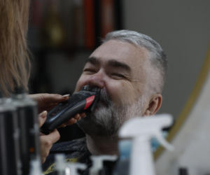 Karol Karski przyciął brwi i pojechał nad wodę