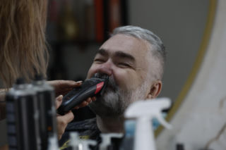 Karol Karski przyciął brwi i pojechał nad wodę