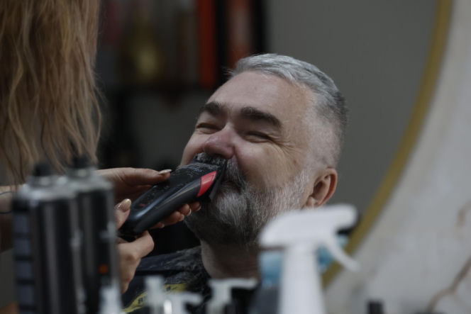 Karol Karski przyciął brwi i pojechał nad wodę