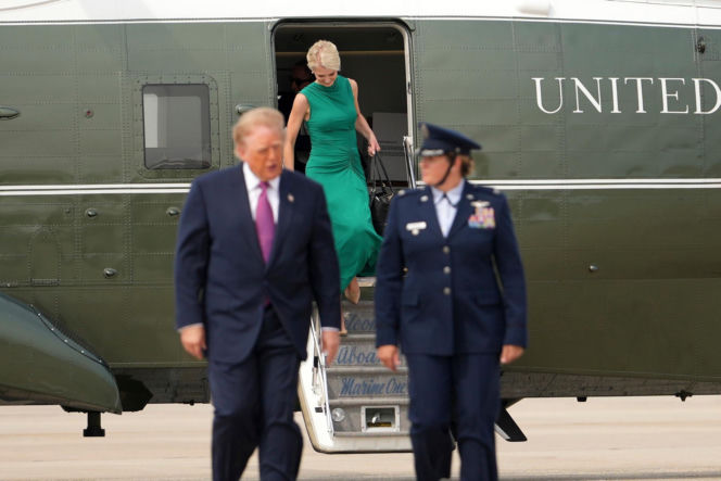 Trump obsypuje młode asystentki pieniędzmi! "Na Święta"