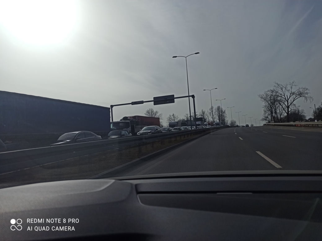 DTŚ od Zabrza do Rudy Śląskiej ZAMKNIĘTA. Uszkodzona naczepa TIR-a stanowi zagrożenie [ZDJĘCIA]