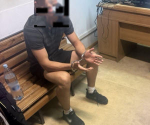 Policjanci zatrzymali 19-letniego mieszkańca miasta, przy którym znaleziono pojemnik z drażniącą substancją