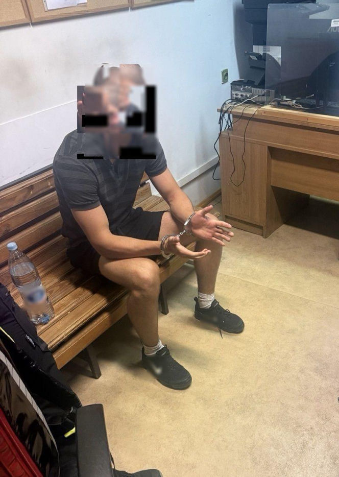 Policjanci zatrzymali 19-letniego mieszkańca miasta, przy którym znaleziono pojemnik z drażniącą substancją