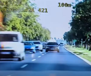 Na trzeciego z radiowozem. Niebezpieczny manewr w Lipnie [FILM]