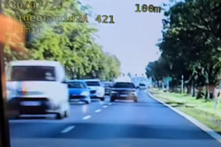 Na trzeciego z radiowozem. Niebezpieczny manewr koło Leszna [FILM]