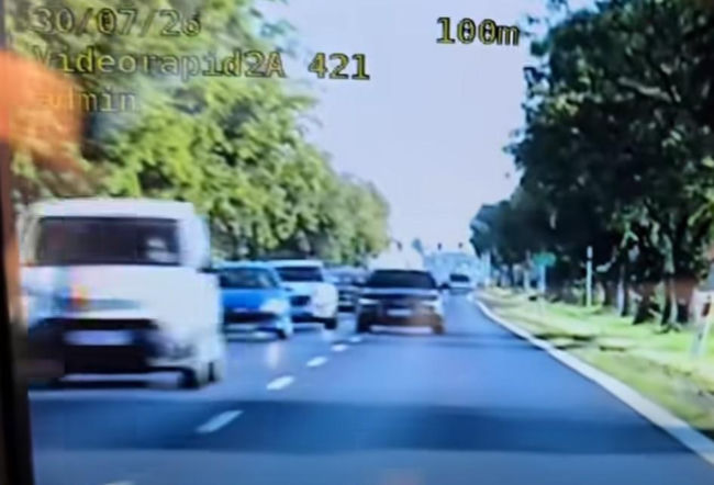 Na trzeciego z radiowozem. Niebezpieczny manewr w Lipnie [FILM]