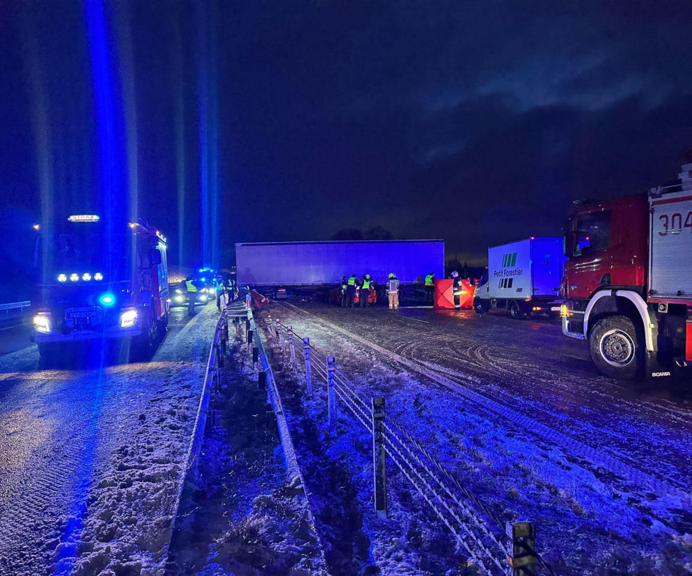 Śmiertelny wypadek na S8 pod Złotorią. Zderzenie TIR-a z osobówką. Kobieta nie żyje, dwie osoby są ranne