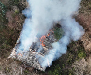 Wielki pożar zabytkowej willi pod Warszawą. Trwa akcja strażaków
