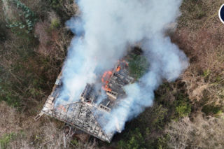 Wielki pożar zabytkowej willi pod Warszawą. Trwa akcja strażaków