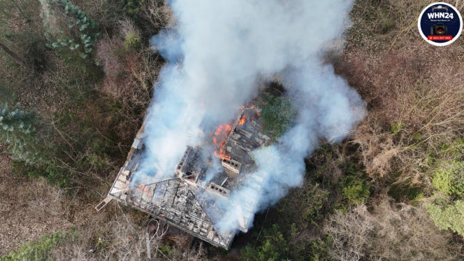Wielki pożar zabytkowej willi pod Warszawą. Trwa akcja strażaków