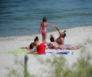 Kaczyńska z nieznajomym smaży się na plaży