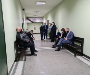 Zwolnieni ratownicy medyczni z Przemyśla przed sądem walczą o przywrócenie do pracy [ZDJĘCIA]