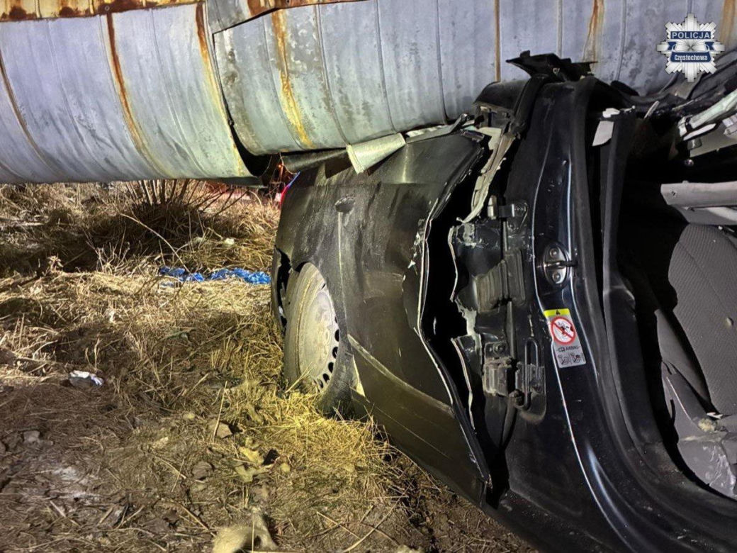 18-latek uciekał przed policją i uderzył w rury. 17-letnia pasażerka w ciężkim stanie