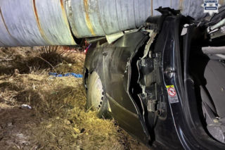 18-latek uciekał przed policją i uderzył w rury. 17-letnia pasażerka w ciężkim stanie