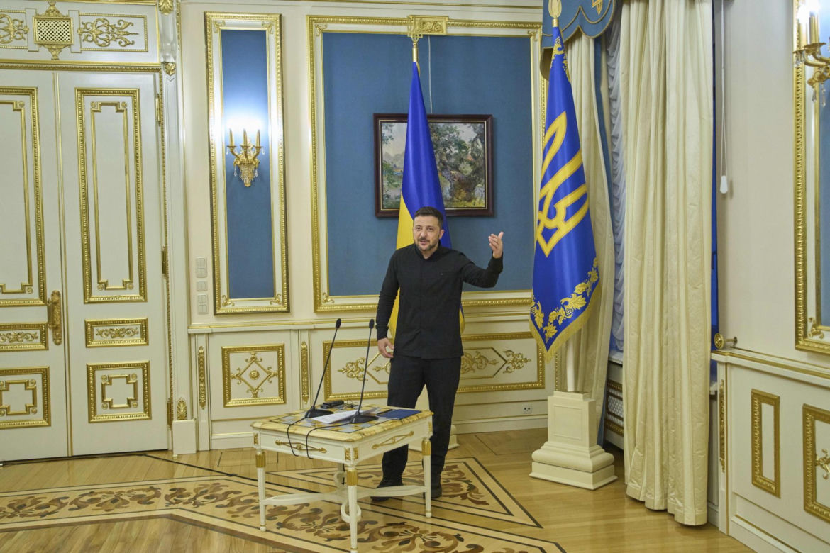 Tak Zełenski prezentuje się na salonach. Wszystkie stroje prezydenta Ukrainy