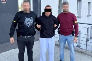 Motocyklista uderzył w policjanta i uciekł. Funkcjonariusz w szpitalu, 22-latek wrócił do domu