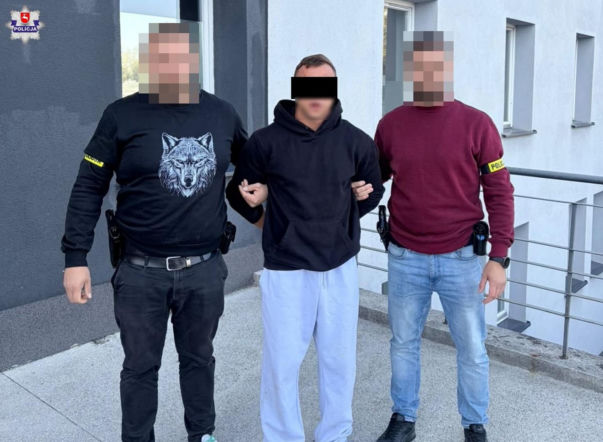 Motocyklista uderzył w policjanta i uciekł. Funkcjonariusz w szpitalu, 22-latek wrócił do domu