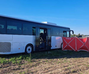 Kierowca autobusu nagle wjechał w pole. Chwile grozy na DK15