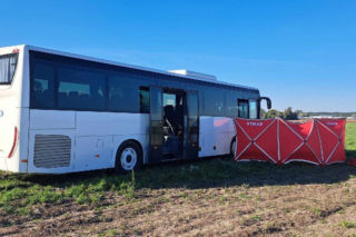 Kierowca autobusu nagle wjechał w pole. Chwile grozy na DK15
