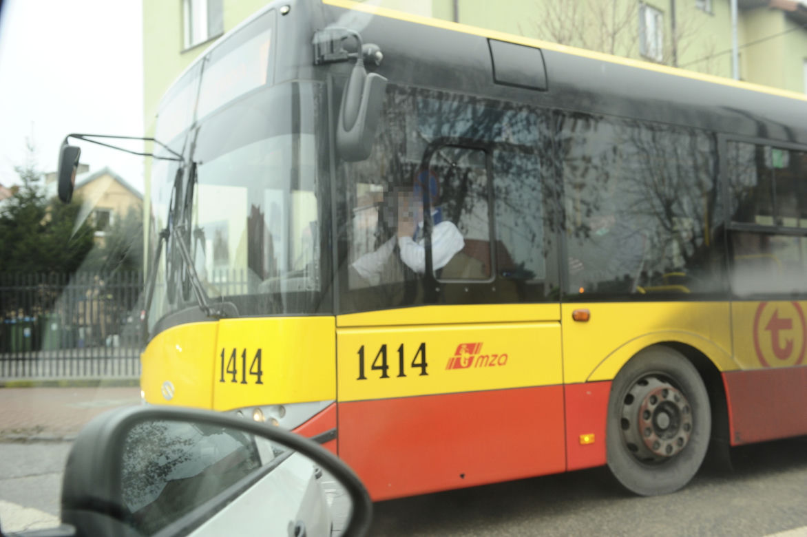 Kierowca autobusu prowadził i rozmawiał przez telefon 