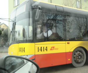 Kierowca autobusu prowadził i rozmawiał przez telefon 